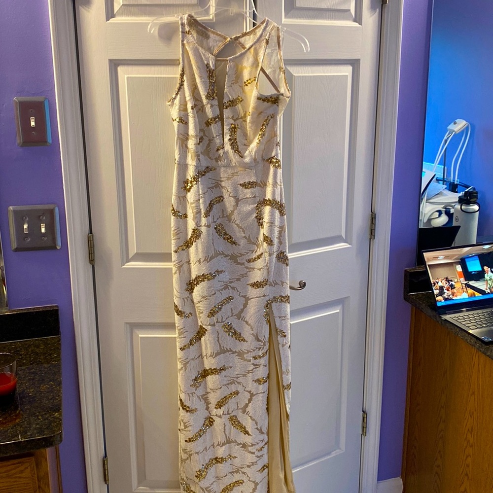 Full length sequin gown, great for prom or black tie event.